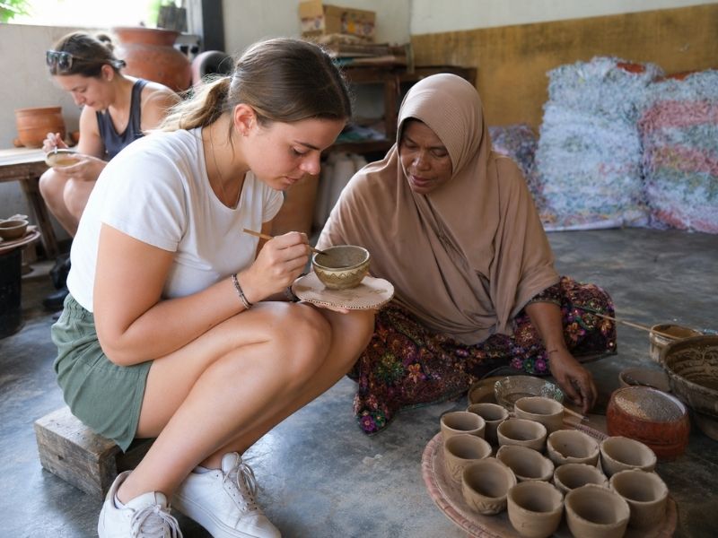 Banyumulek pottery making experience